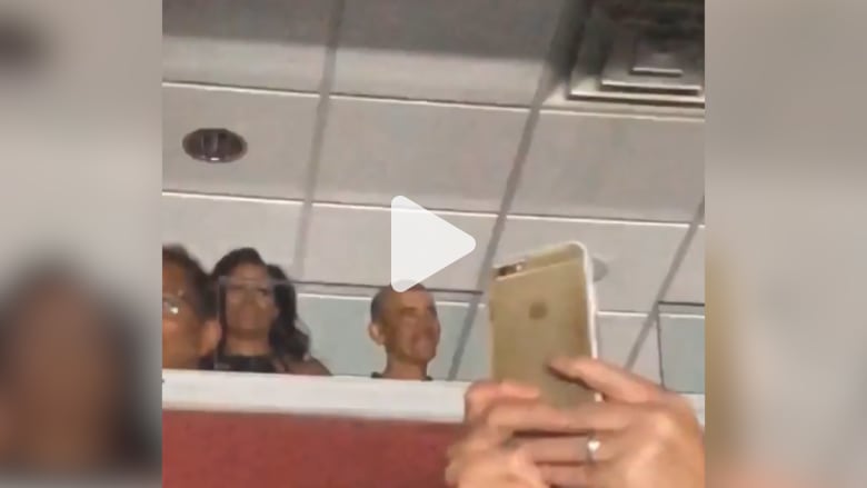 باراك وميشيل أوباما يرقصان في حفل غنائي لبيونسيه وزوجها باراك وميشيل أوباما يرقصان في حفل غنائي لبيونسيه وزوجها