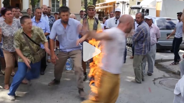 شاهد.. ناشط من القرم يحتج بـ"النار" على قانون بناء شاهد.. ناشط من القرم يحتج بـ"النار" على قانون بناء