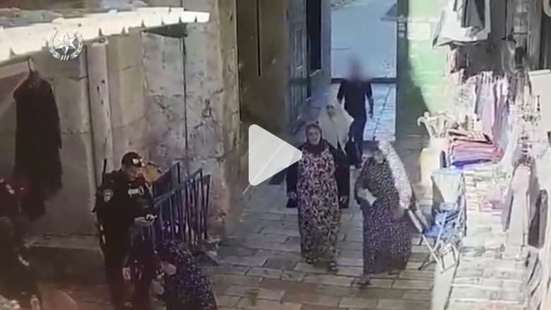 لحظة محاولة طعن شرطي إسرائيلي في القدس لحظة محاولة طعن شرطي إسرائيلي في القدس