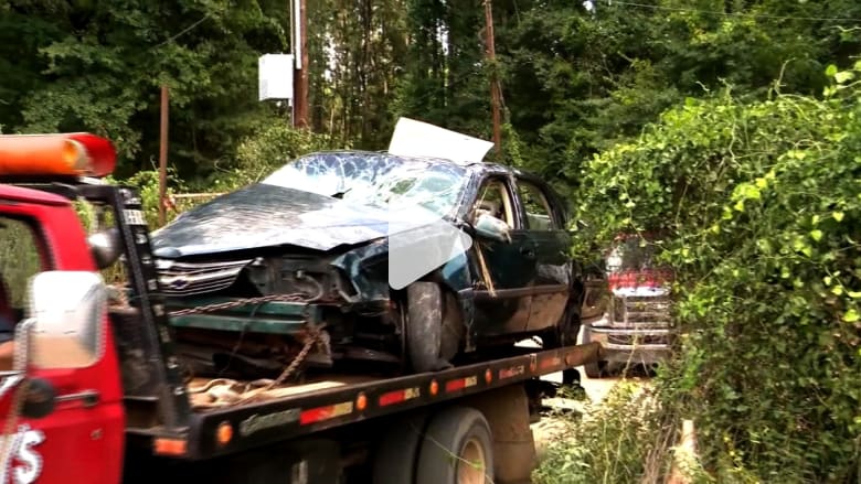 نجاة طفل ورضيع من الموت مرتين رغم مقتل أمهما في حادث سيارة نجاة طفل ورضيع من الموت مرتين رغم مقتل أمهما في حادث سيارة