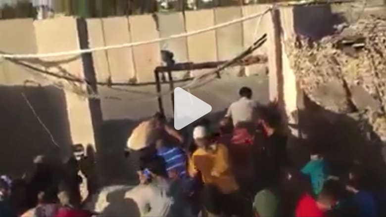 لحظة اقتحام محتجين غاضبين مبنى حكومي بالبصرة لحظة اقتحام محتجين غاضبين مبنى حكومي بالبصرة