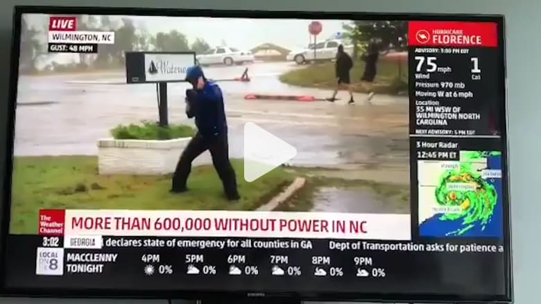 رجلان في الخلفية.. سببا موجة سخرية لمراسل قناة تلفزيونية رجلان في الخلفية.. سببا موجة سخرية لمراسل قناة تلفزيونية