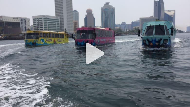 من البر إلى المياه.. باص ينقل الزوار بين معالم دبي الأثرية من البر إلى المياه.. باص ينقل الزوار بين معالم دبي الأثرية