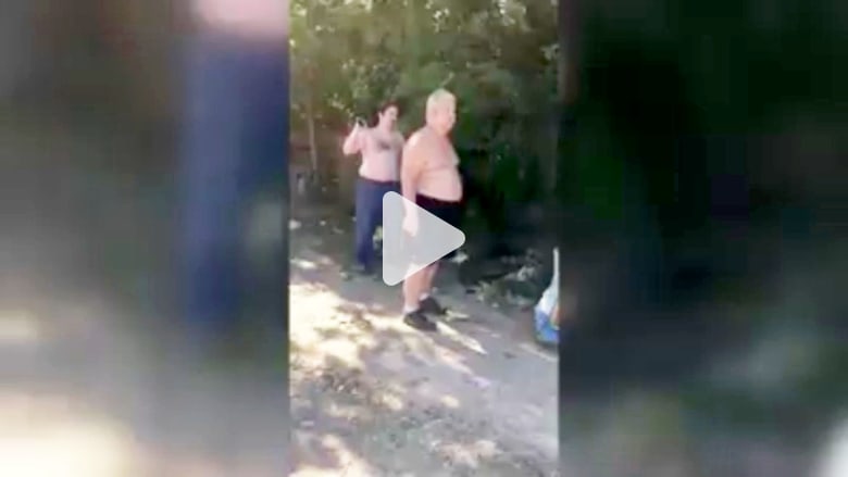 فيديو صادم.. أب وابنه يقتلان جارهما بسبب مرتبة فراش فيديو صادم.. أب وابنه يقتلان جارهما بسبب مرتبة فراش