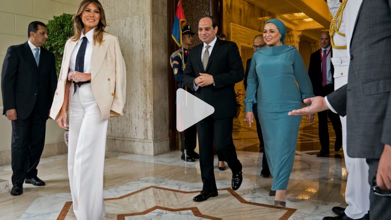 السيسي وزوجته يستقبلان ميلانيا ترامب بـ"حفاوة" السيسي وزوجته يستقبلان ميلانيا ترامب بـ"حفاوة"