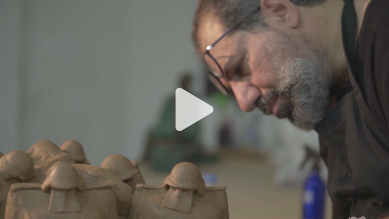 فنان عراقي يحكي قصة وطن بمجسمات برونزية، فما سر بدانتها؟ فنان عراقي يحكي قصة وطن بمجسمات برونزية، فما سر بدانتها؟