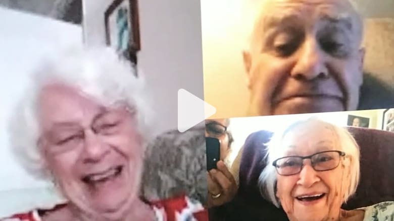 بعد 88 عاماً.. عناق لأول مرة بين سيدة وشقيقة لم تعرف عنها بعد 88 عاماً.. عناق لأول مرة بين سيدة وشقيقة لم تعرف عنها