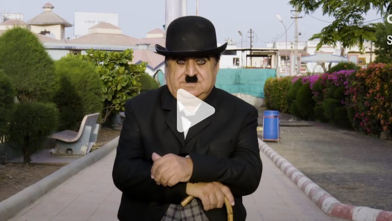 وصفة دواء وفيلم شارلي شابلن.. هكذا يداوي هذا الطبيب مرضاه وصفة دواء وفيلم شارلي شابلن.. هكذا يداوي هذا الطبيب مرضاه