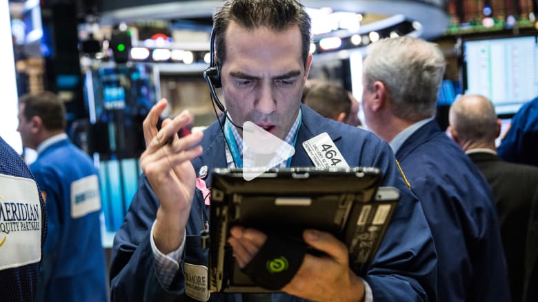 كيف يختلف عمل السمسار عن الوسيط الموكل في الأوراق المالية؟ كيف يختلف عمل السمسار عن الوسيط الموكل في الأوراق المالية؟