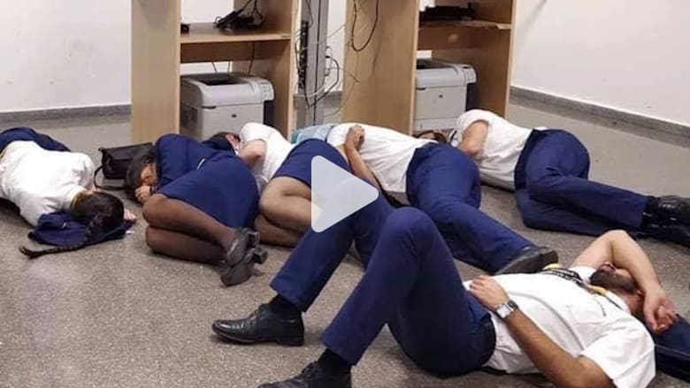 "صورة نوم" تطيح بـ6 موظفين من شركة طيران "صورة نوم" تطيح بـ6 موظفين من شركة طيران