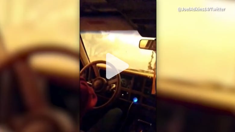 بكاء وهلع.. أمريكيون حاصرتهم النيران داخل سياراتهم بكاء وهلع.. أمريكيون حاصرتهم النيران داخل سياراتهم