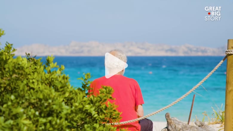 رجل يعيش وحده على "جنة الأرض" منذ 29 عاماً رجل يعيش وحده على "جنة الأرض" منذ 29 عاماً