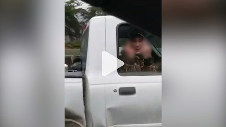 كاميرا توثق رجلاً وهو يقوم بإيماءات فاحشة بيده لعائلة مسلمة كاميرا توثق رجلاً وهو يقوم بإيماءات فاحشة بيده لعائلة مسلمة