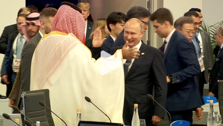 مصافحة حارة بين بوتين ومحمد بن سلمان في قمة العشرين مصافحة حارة بين بوتين ومحمد بن سلمان في قمة العشرين