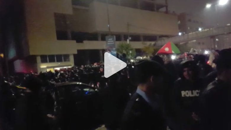 احتجاج في الأردن ضد قانون الضريبة ومطالب برحيل الحكومة احتجاج في الأردن ضد قانون الضريبة ومطالب برحيل الحكومة