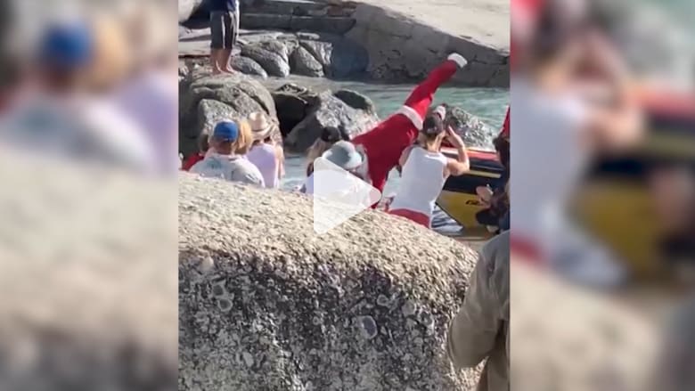 موقف غير متوقع لسانتا كلوز أمام الحشود موقف غير متوقع لسانتا كلوز أمام الحشود