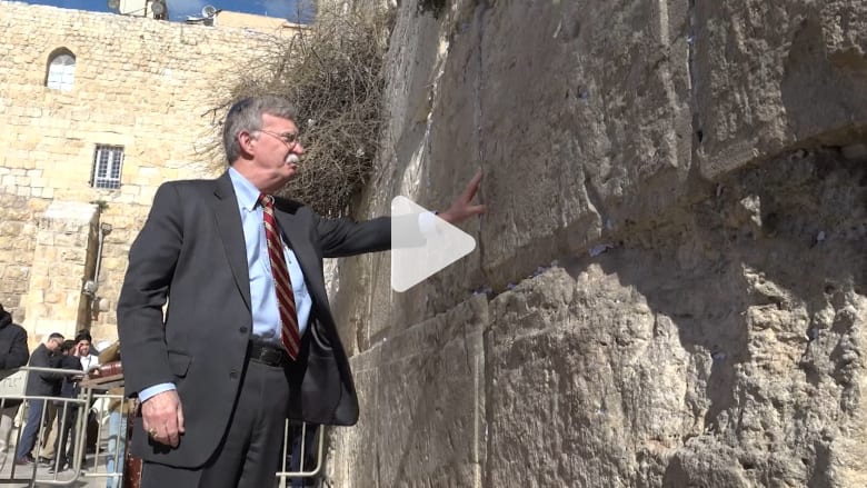 مستشار الأمن القومي الأمريكي يزور "الحائط الغربي" في القدس مستشار الأمن القومي الأمريكي يزور "الحائط الغربي" في القدس