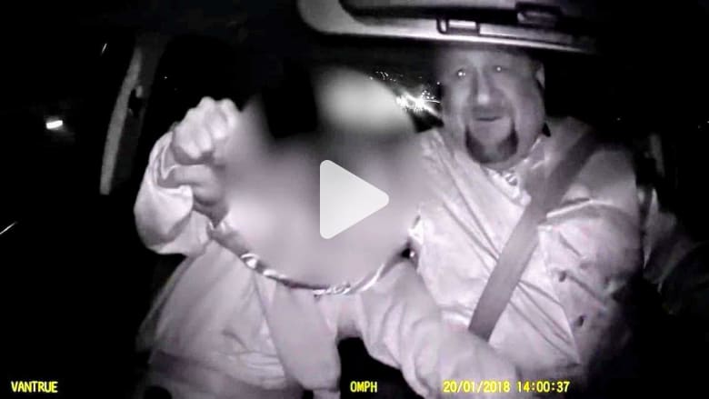 لحظات مرعبة.. شخص يحاول السيطرة على سيارة أوبر بدل السائق لحظات مرعبة.. شخص يحاول السيطرة على سيارة أوبر بدل السائق