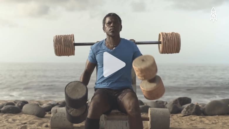 هذا الرجل يحول القمامة على الشاطئ إلى صالة رياضية مجانية هذا الرجل يحول القمامة على الشاطئ إلى صالة رياضية مجانية