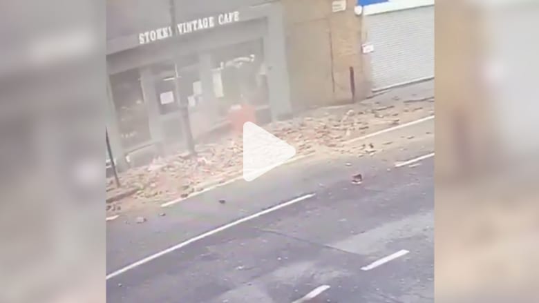 نجاة رجل محظوظ من انهيار جزء من سقف مبنى نجاة رجل محظوظ من انهيار جزء من سقف مبنى
