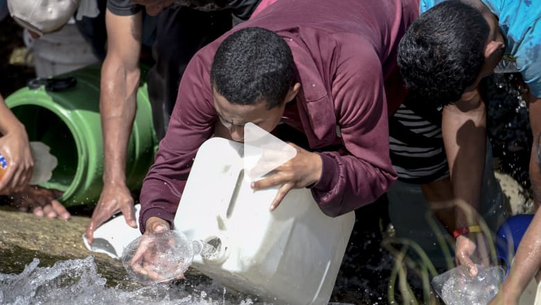 وسط انقطاع الطاقة.. فنزويليون يتزاحمون بحثا عن الماء والغذاء وسط انقطاع الطاقة.. فنزويليون يتزاحمون بحثا عن الماء والغذاء