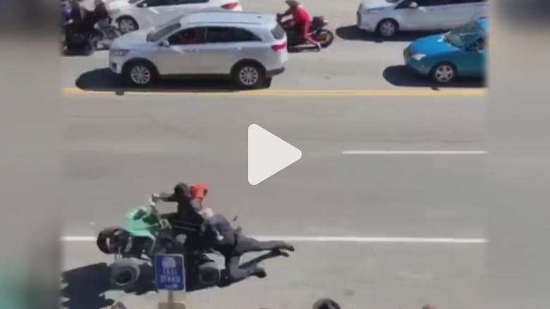 سائق "دباب" يجر ضابط شرطة في طريق مزدحم سائق "دباب" يجر ضابط شرطة في طريق مزدحم