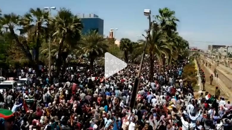 مظاهرة "حاشدة" أمام مقر الجيش السوداني.. تقابل بالغاز المسيل للدموع مظاهرة "حاشدة" أمام مقر الجيش السوداني.. تقابل بالغاز المسيل للدموع