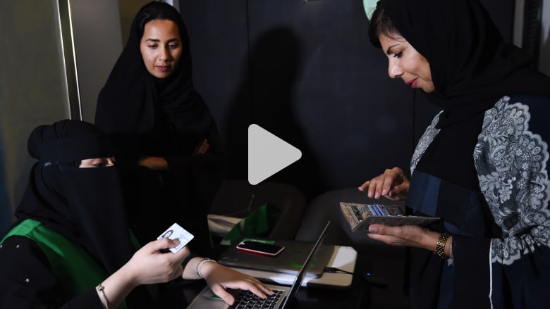 مشاركة النساء في العمل.. تقدم إماراتي وتعثر مصري وهدف سعودي مشاركة النساء في العمل.. تقدم إماراتي وتعثر مصري وهدف سعودي