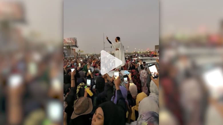 لماذا أصبحت صورة هذه المرأة رمزاً لاحتجاجات السودان؟ لماذا أصبحت صورة هذه المرأة رمزاً لاحتجاجات السودان؟