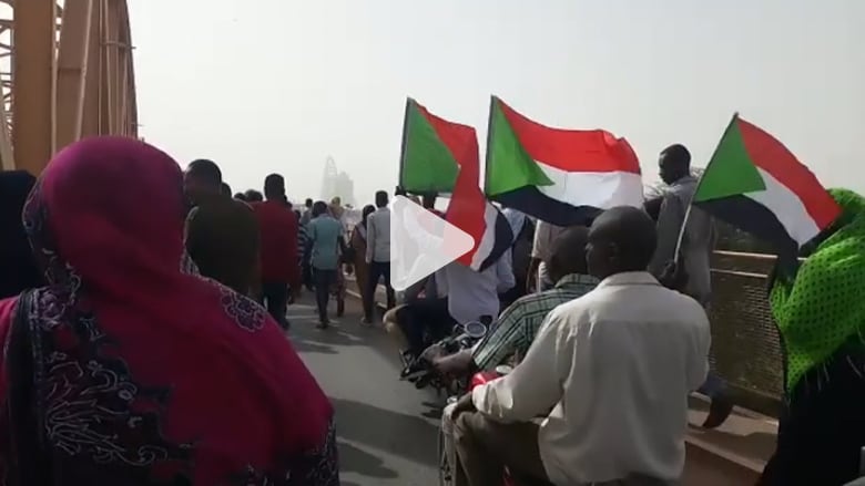 شاهد.. سودانيون يحتفلون وسط تداول أنباء عن "عزل البشير" شاهد.. سودانيون يحتفلون وسط تداول أنباء عن "عزل البشير"