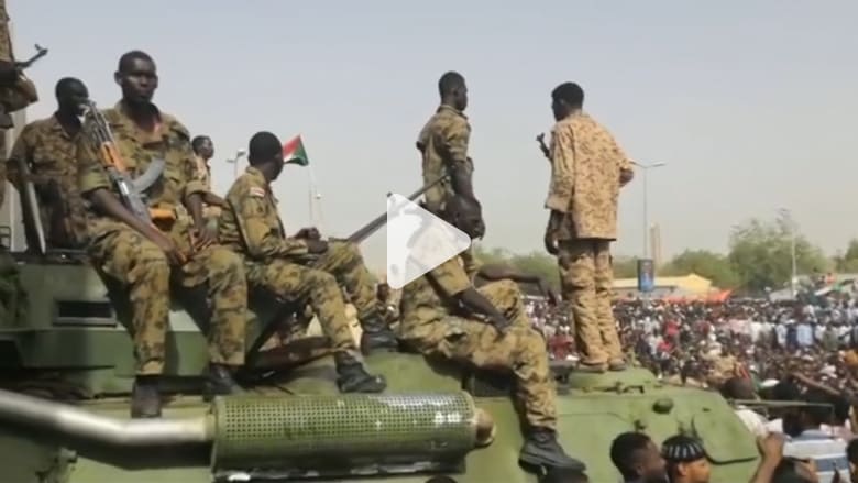 جنود سودانيون يقفون مع متظاهرين بالقرب من مقر الجيش بالخرطوم جنود سودانيون يقفون مع متظاهرين بالقرب من مقر الجيش بالخرطوم