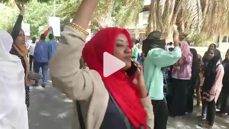 سودانيون يطالبون بإسقاط "الانقلاب": ثوار أحرار هنكمل المشوار سودانيون يطالبون بإسقاط "الانقلاب": ثوار أحرار هنكمل المشوار