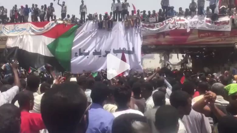 سودانيون يحتجون ضد وزير الدفاع بعد الانقلاب: تسقط بس سودانيون يحتجون ضد وزير الدفاع بعد الانقلاب: تسقط بس