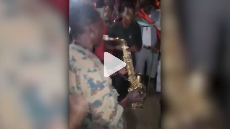 شاهد.. جنود سودانيون يعزفون الموسيقى بعد عزل البشير شاهد.. جنود سودانيون يعزفون الموسيقى بعد عزل البشير