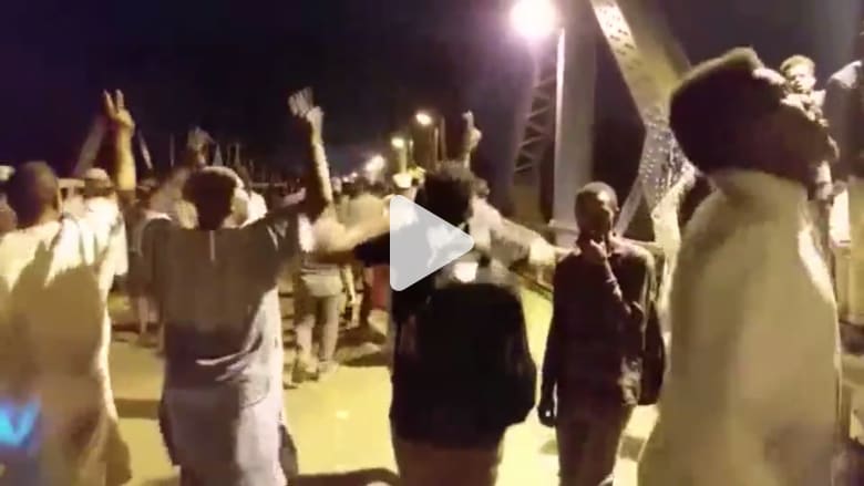 سوادنيون احتفالاً بتنحي بن عوف: في يومين أسقطنا اثنين سوادنيون احتفالاً بتنحي بن عوف: في يومين أسقطنا اثنين