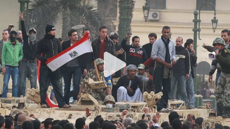 بين السلطة والشعب.. هكذا تعاملت الجيوش مع "الربيع العربي"؟ بين السلطة والشعب.. هكذا تعاملت الجيوش مع "الربيع العربي"؟