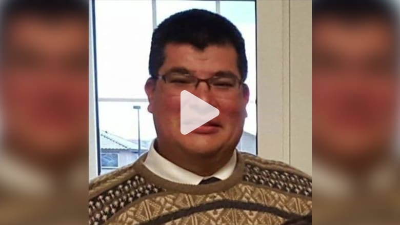 مقتل ساعي بريد أثناء محاولة فض نزاع بين والدة وابنها مقتل ساعي بريد أثناء محاولة فض نزاع بين والدة وابنها