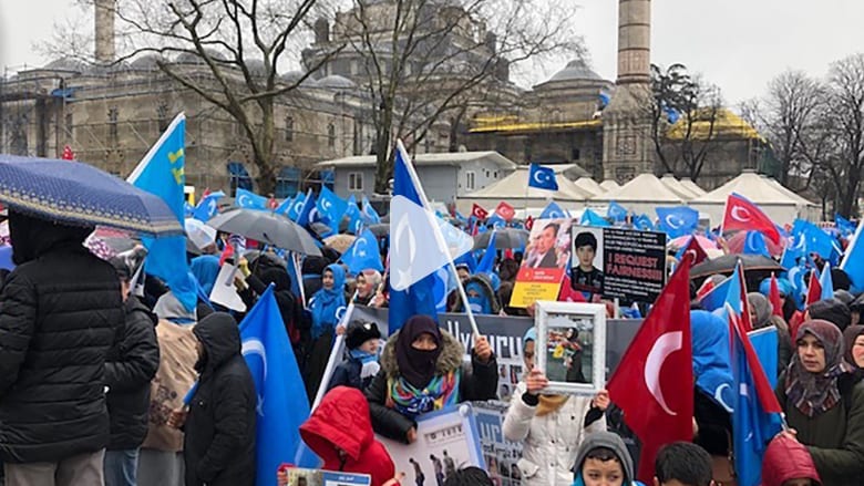 أويغور هاربون من الاضطهاد يبحثون عن الحرية للعالقين بالصين أويغور هاربون من الاضطهاد يبحثون عن الحرية للعالقين بالصين
