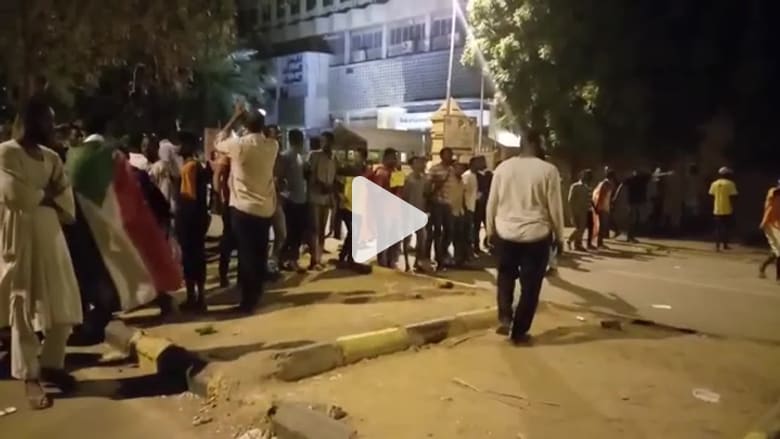 إزالة حواجز بشرية حول موقع الاعتصام بالسودان أمام مقر الجيش إزالة حواجز بشرية حول موقع الاعتصام بالسودان أمام مقر الجيش