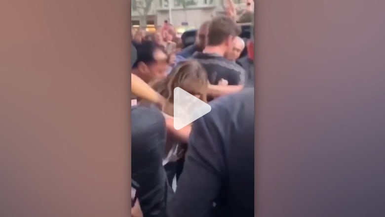 شاهد كيف انتزع معجب قبلة من مايلي سايرس وهي برفقة زوجها شاهد كيف انتزع معجب قبلة من مايلي سايرس وهي برفقة زوجها