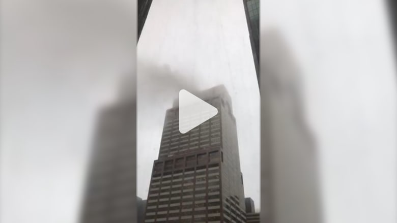 المشاهد الأولى بعد حادث تحطم مروحية على سطح مبنى بنيويورك المشاهد الأولى بعد حادث تحطم مروحية على سطح مبنى بنيويورك