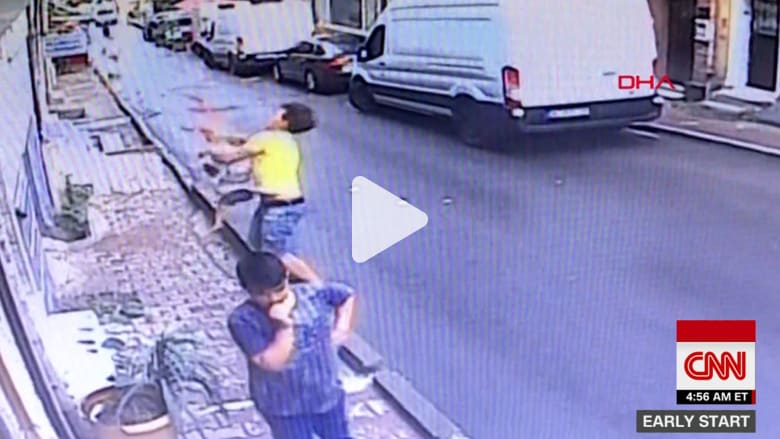 شاهد..شاب جزائري ينقذ طفلة سورية سقطت من نافذة منزل بإسطنبول شاهد..شاب جزائري ينقذ طفلة سورية سقطت من نافذة منزل بإسطنبول