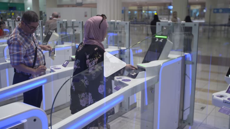 شاهد كيف تنجز مطارات دبي معاملة المسافر بأقل من 10 ثواني شاهد كيف تنجز مطارات دبي معاملة المسافر بأقل من 10 ثواني