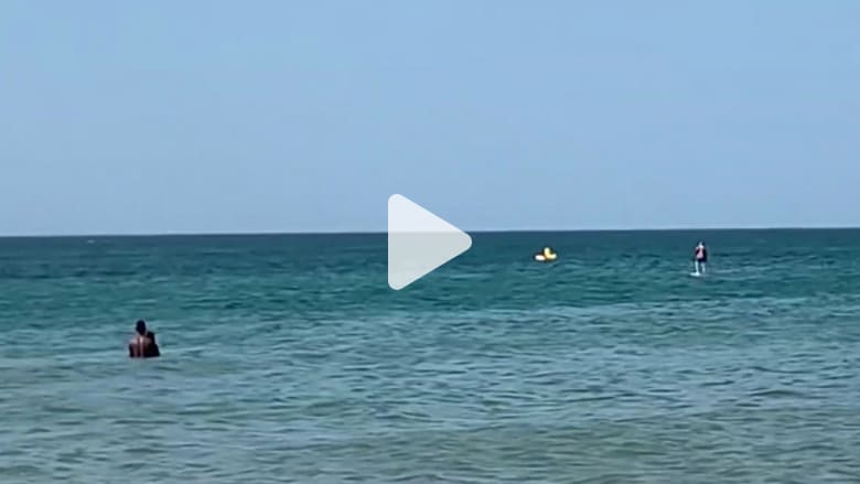 عملية إنقاذ مثيرة لطفل صغير سحبته الأمواج بعيدا عن الشاطئ عملية إنقاذ مثيرة لطفل صغير سحبته الأمواج بعيدا عن الشاطئ