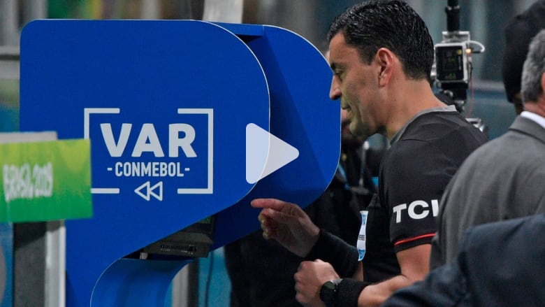 تقنية الـ"VAR" في عالم الدوري الإنجليزي.. والجمهور جزء منها تقنية الـ"VAR" في عالم الدوري الإنجليزي.. والجمهور جزء منها