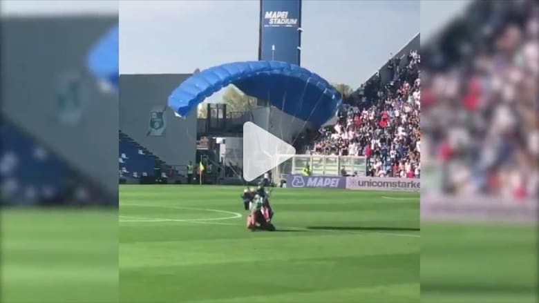 فيديو يوثق لحظة اقتحام مشجع من السماء مباراة كرة قدم فيديو يوثق لحظة اقتحام مشجع من السماء مباراة كرة قدم