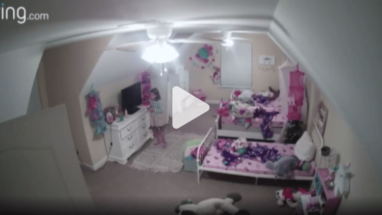 "هاكر" يخترق كاميرا في غرفة نوم فتاة.. وهذا ما عرضه عليها CNN Arabic