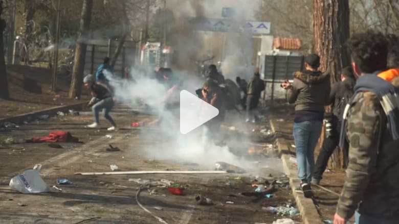 حرس الحدود اليوناني يستقبل اللاجئين بالغاز المسيل للدموع حرس الحدود اليوناني يستقبل اللاجئين بالغاز المسيل للدموع