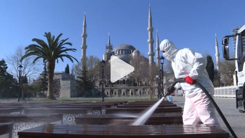 فيروس كورونا.. شاهد تعقيم منطقة السلطان أحمد التاريخية في اسطنبول فيروس كورونا.. شاهد تعقيم منطقة السلطان أحمد التاريخية في اسطنبول