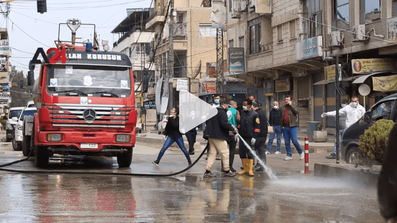 سوريون يسابقون الزمن ضد كورونا.. تنظيف وتعقيم لشوارع القامشلي سوريون يسابقون الزمن ضد كورونا.. تنظيف وتعقيم لشوارع القامشلي